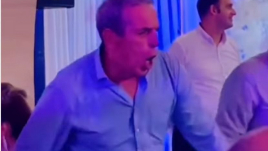 ZOVU GA STRUJNI UDAR I OMILJNI JE GOST NA VESELJIMA Ovaj Novopazarac je hit na mrežama zbog načina na koji igra kolo
