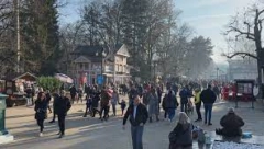 VRNJAČKU BANJU PREPLAVILI TURISTI, ČEKAJU SATIMA DA ZAKAČE KATANAC NA MOST LJUBAVI Pogledajte slike i sve će vam biti jasno