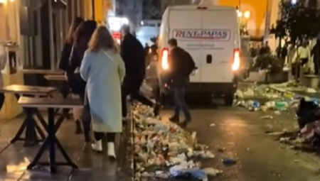 SOLUN PREPLAVLJEN SMEĆEM, GRCI SE HVATAJU ZA GLAVU Prolaznici ne mogu da hodaju, "Ovo je gadno!", neki krive Srbe