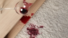 PROSULI STE VINO PO TEPIHU TOKOM PROSLAVE? Evo kako da očistite fleku, treba vam samo jedan sastojak iz kuhinje