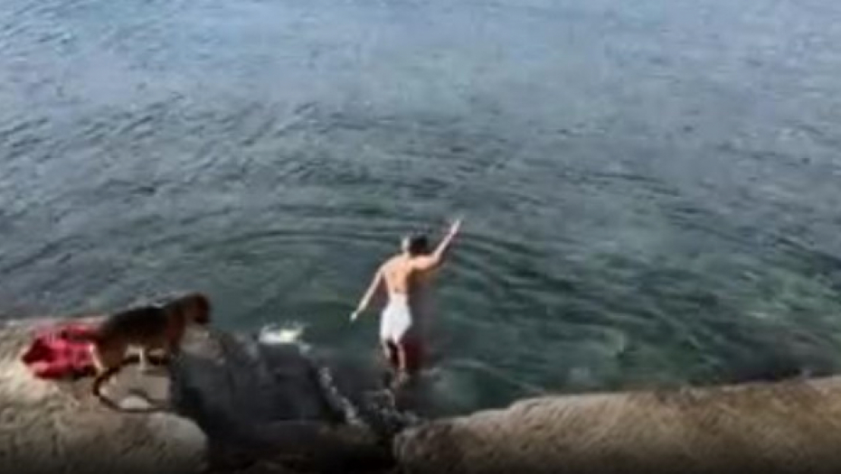 OVAKO IZGLEDA NOVOGODIŠNJE KUPANJE U HERCEG NOVOM Napolju 14 stepeni, žena se skinula u kupaći pa se bućnula