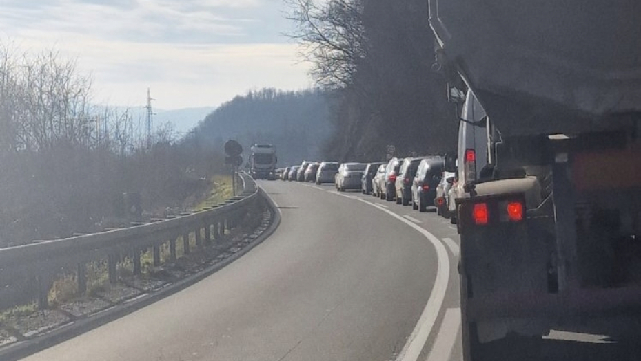 "KOLONE VOZILA SE PRUŽAJU U NEDOGLED" Ogromne gužve kod Zlatibora (FOTO)