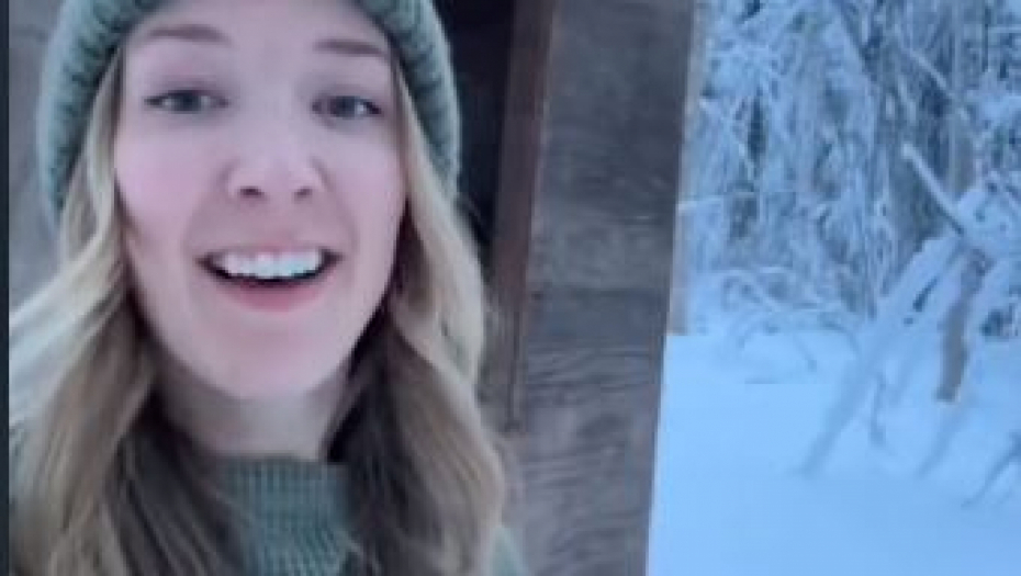 ŽIVI U KOLIBI BEZ VODE, U OKOLINI NEMA ŽIVE DUŠE, A EVO GDE IDE U WC Devojka pokazala kako izgleda život na Aljasci, ljudi gledaju i ne veruju (VIDEO)