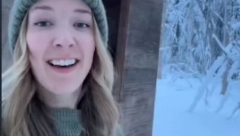 ŽIVI U KOLIBI BEZ VODE, U OKOLINI NEMA ŽIVE DUŠE, A EVO GDE IDE U WC Devojka pokazala kako izgleda život na Aljasci, ljudi gledaju i ne veruju (VIDEO)