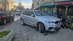 BAHATO PARKIRANJE BESNE MAŠINE Blokirao prolaz pešacima dok je satima sedeo u kafiću (FOTO)