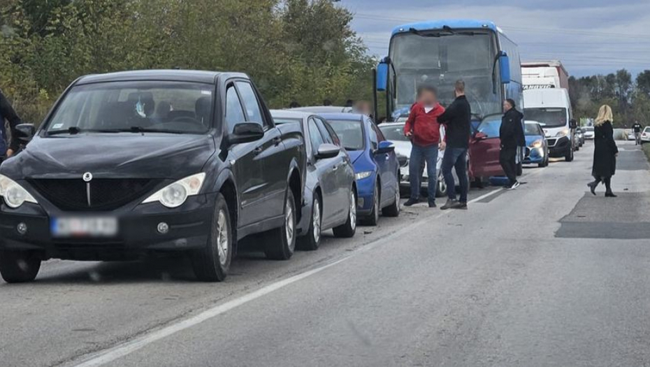 LANČANI SUDAR KOD SELA ZLAKUSA  Jedan u drugi zakucala se tri putnička automobila, sad je tamo sve zakrčeno
