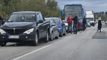 LANČANI SUDAR KOD SELA ZLAKUSA  Jedan u drugi zakucala se tri putnička automobila, sad je tamo sve zakrčeno