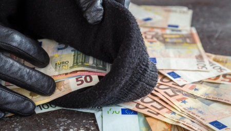 VIC DANA Ulazi pljačkaš u prodavnicu, izvadi pištolj uperi ga u prodavca i kaže...