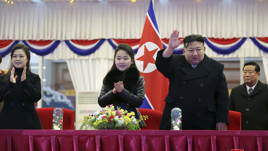 SVI ZVANIČNICI MORAJU DA JE NOSE Novina u Severnoj Koreji, napravljena u dve verzije