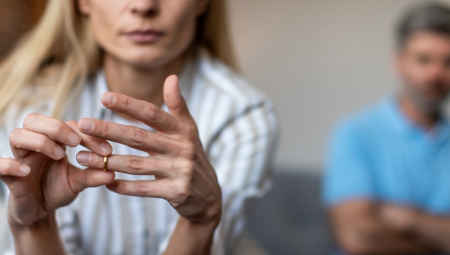 GREH IZ PROŠLOSTI GA KOŠTAO BRAKA Sreo je staru prijateljicu, a žena je ODMAH podnela papire za RAZVOD