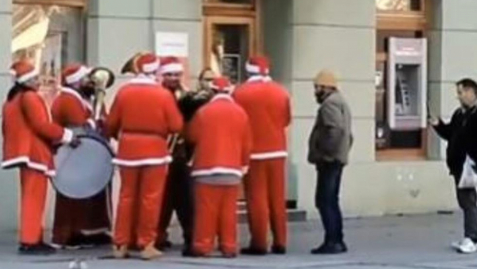 SNIMAK KOJI JE OBIŠAO CELU SRBIJU Muškarac izašao iz banke, pa okupio trubače: Imao je poseban razlog za slavlje! (VIDEO)