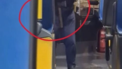 PORANILA PO BADNJAK ILI PO DEDU IZ KAFANE?! Baba sa hladnim oružjem kroz gradski prevoz! Pljušte komentari: Ovo sam ja za 30 godina!