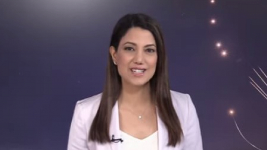 NAORUŽANA ČITALA VESTI Voditeljka ušetala u studio i šokirala sve - Šta joj je to za pojasom?
