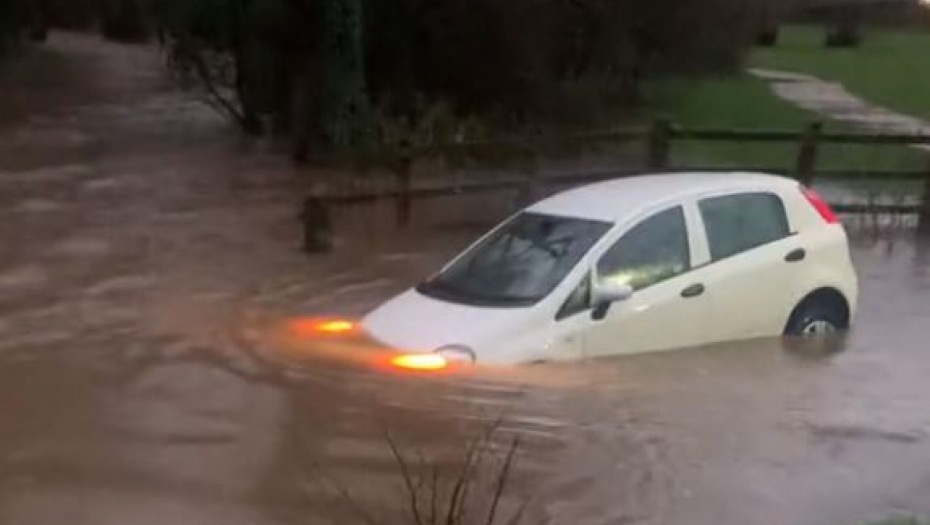 JEZIV PRIZOR TOKOM OLUJE Majka sa ćerkicom (3) u automobilu koji nosi bujica, voda ulazi sa svih strana (VIDEO)