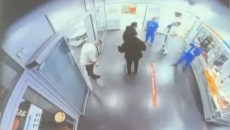 SNIMAK LEDI KRV U ŽILAMA Srbi pretukli lekara i medicinsku sestru u Berlinu, pa vikali: "Pobićemo vam porodicu! Prerezaćemo vam vrat!"