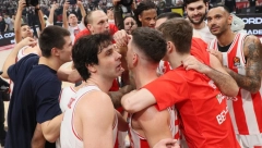 TEOV GEST KOJI JE SVE ODUŠEVIO "Delije" opkolile igrače Partizana, Teodosić ih sproveo do tunela, Sferopulos štitio Obradovića