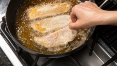 Kada pržite ribu dodajte jedan sastojak u tiganj: Neprijatni mirisi nestaju, a ukus je fantastičan