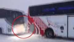 STRAVIČAN LANČANI SUDAR U TURSKOJ Pogledajte kako se autobus "zakucao" u drugo vozilo, ima mrtvih (VIDEO)
