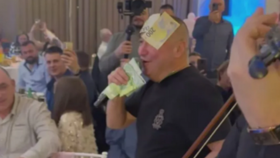 ĐANI NE MOŽE DA DRŽI MIKROFON OD NOVČANICA Folkeru lepe evre na čelo, ljudi u neverici!