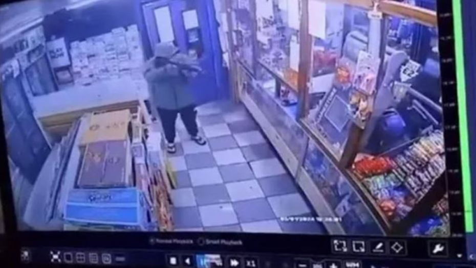 UŠETAO U PRODAVNICU SA PUŠKOM U RUKAMA, PA POČEO DA PUCA Isplivao jeziv snimak nadzornih kamera (VIDEO)