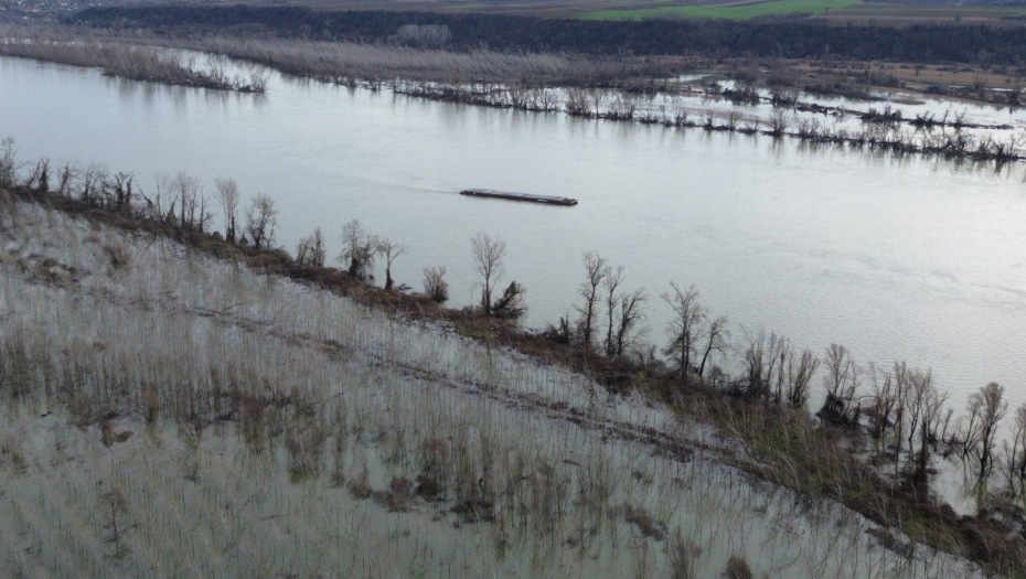 DRAMA NA DUNAVU TRAJE Nadležni uzimaju uzorke vode, a proveravaju se oštećenja stubova u koje je udarila barža