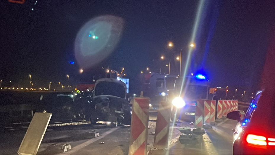 IMA POVREĐENIH U SAOBRAĆAJKI KOD NOVOG SADA Vatrogasci seku auto, jezive scene teškog udesa (VIDEO)