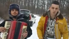 PUTINE, BRATE, RAČUNAJ NA NAS! Sećate se najjače BOŽIĆNE ČESTITKE SRBINA sa pištoljem i rakijom? VREDI JE VIDETI OPET