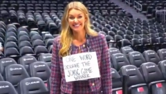 REAKCIJA NA SRPSKOM APSOLUTNI HIT Novinarka Denvera pitala ljude u hali da opišu Jokićevu trojku za pobedu (VIDEO)