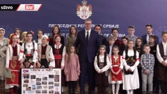 VUČIĆ UNEO BADNJAK U PREDSEDNIŠTVO Snažna poruka predsednika Srbije, dočekao decu iz Severne Makedonije