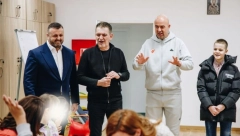 HUMAN GEST ZVEZDE I NJENIH FUNKCIONERA Iznenadili mališane u Zvečanskoj i obradovali ih poklonima