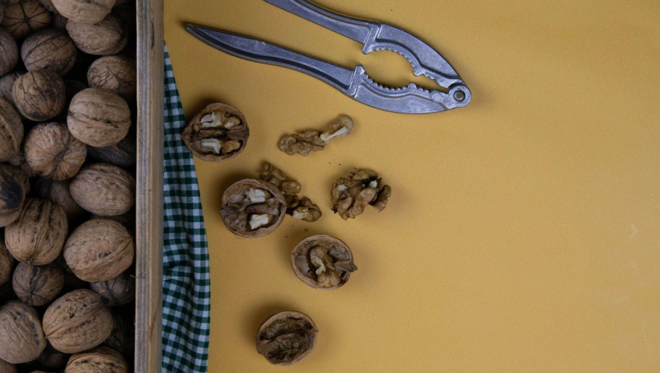 NA BADNJE VEČE TREBA DA ISKRKATE ORAHE Verovanje kaže da ćete saznati da li će vas PRATITI SREĆA, ali jedno nipošto ne radite!