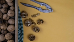 NA BADNJE VEČE TREBA DA ISKRKATE ORAHE Verovanje kaže da ćete saznati da li će vas PRATITI SREĆA, ali jedno nipošto ne radite!