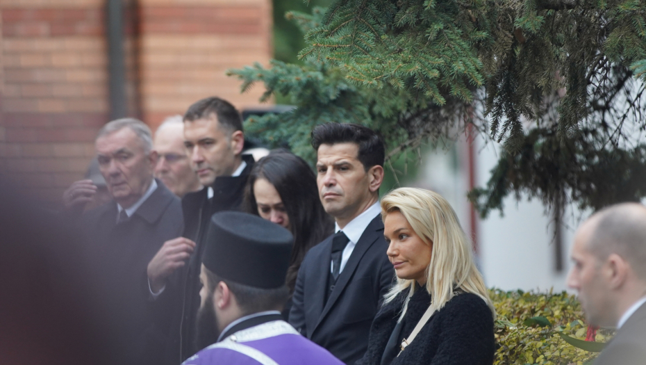 SAHRANJENA MAJKA LENE KOVAČEVIĆ Pevačica nema od tuge, na vencu bolne reči!