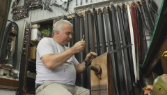 TRI DECENIJE PRAVI PROIZVODE OD KOŽE Perkov zanat izumire, a na listi je nematerijalnog kulturnog srpskog nasleđa (FOTO)