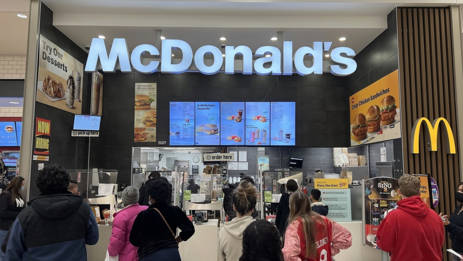 TROVANJE U MEKDONALDSU! Najmanje jedna osoba preminula, 10 otrovano nakon obroka