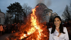 CECA STIGLA U HRAM NA BOŽIĆNU LITURGIJU Blista bez trunke šminke, društvo joj pravi sestra Lidija, a tu je i ovaj muškarac