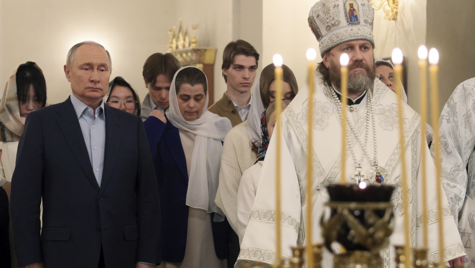 PUTIN DOČEKAO BOŽIĆ U CRKVI "Jedan od najomiljenijih praznika ujedinjuje milione ljudi oko ideala dobrote, milosrđa i pravde"(FOTO)
