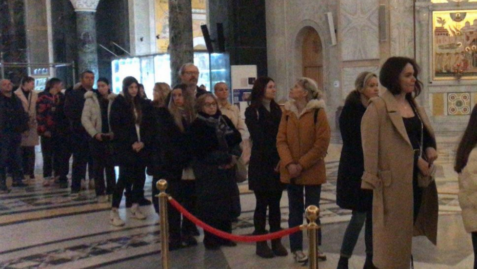 VELIKI BROJ VERNIKA U HRAMU SVETOG SAVE Počela jutarnja liturgija