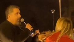 SRBIJA SKANDALIZOVANA ZBOG POPA SA MIKROFONOM "Joj Miro, popadija, šta si sa mnom učinila..." Ma jel' moguće ovo? (VIDEO)