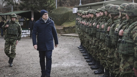 Ministar Vučević na Božić u Kopnenoj zoni bezbednosti (FOTO)