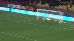 GOL O KOM SE PRIČA Fudbaler pogodio sa skoro pola terena, sudija nije video da je lopta prešla liniju, pa je nastao haos (VIDEO)