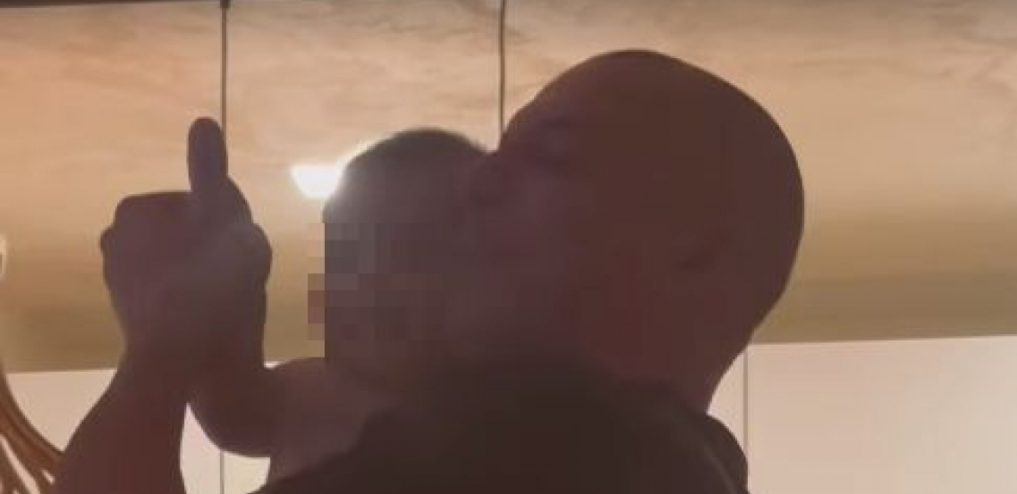 OVAKVI TRENUCI NEMAJU CENU! Topalko pleše sa unukom za Božić, a njegova ćerka sve snima, kadrovi raznežili sve