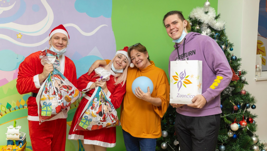 GEJMERI SA POKLONIMA OBRADOVALI DECU NA INSTITUTU ZA MAJKU I DETE Malci oduševljeno dočekali ove humanitarce