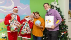 GEJMERI SA POKLONIMA OBRADOVALI DECU NA INSTITUTU ZA MAJKU I DETE Malci oduševljeno dočekali ove humanitarce