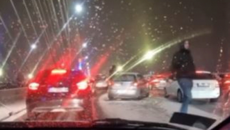 TEŠKA NESREĆA NA AUTO-PUTU Kamion pokušao da pretekne automobil, nastao karambol (VIDEO)