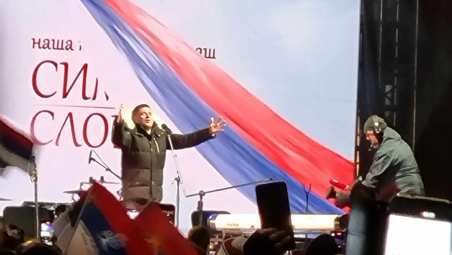 BAJA MALI KNINDŽA PUSTIO GLAS NA TRGU KRAJINE "Republiko Srpska majko naša, neka te čuva Bog!" (VIDEO)