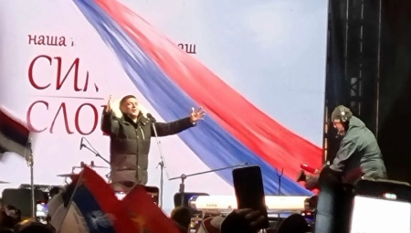 BAJA MALI KNINDŽA PUSTIO GLAS NA TRGU KRAJINE "Republiko Srpska majko naša, neka te čuva Bog!" (VIDEO)
