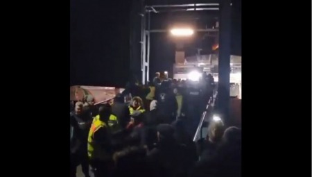 DA LI JE OVO OKIDAČ BLOKADA U NEMAČKOJ? Paori na pristaništu Šolcovom premijeru i supruzi priredili NEPRIJATNO IZNENAĐENJE (VIDEO)