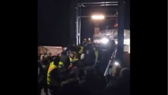 DA LI JE OVO OKIDAČ BLOKADA U NEMAČKOJ? Paori na pristaništu Šolcovom premijeru i supruzi priredili NEPRIJATNO IZNENAĐENJE (VIDEO)
