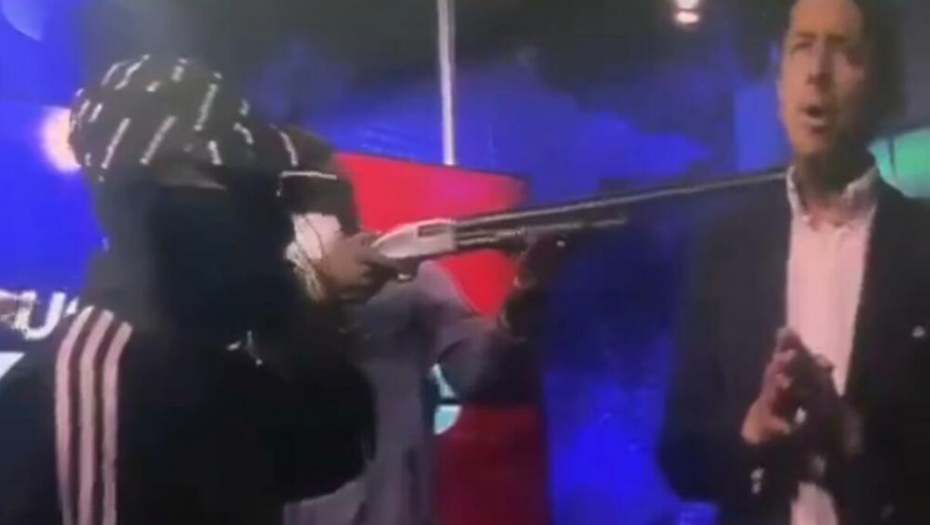 NAORUŽANI MUŠKARCI UPALI U PROGRAM UŽIVO Uzeli voditelje za taoce, TVRDE DA IMAJU BOMBE! Drama u Ekvadoru